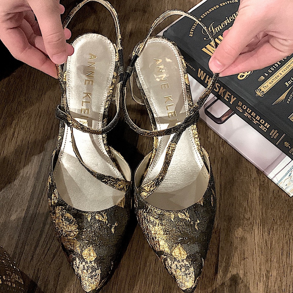Anne Klein Sz 11M-  Ferde Style Gorgeous Fabric Covered Gold and Brown Heels. A1